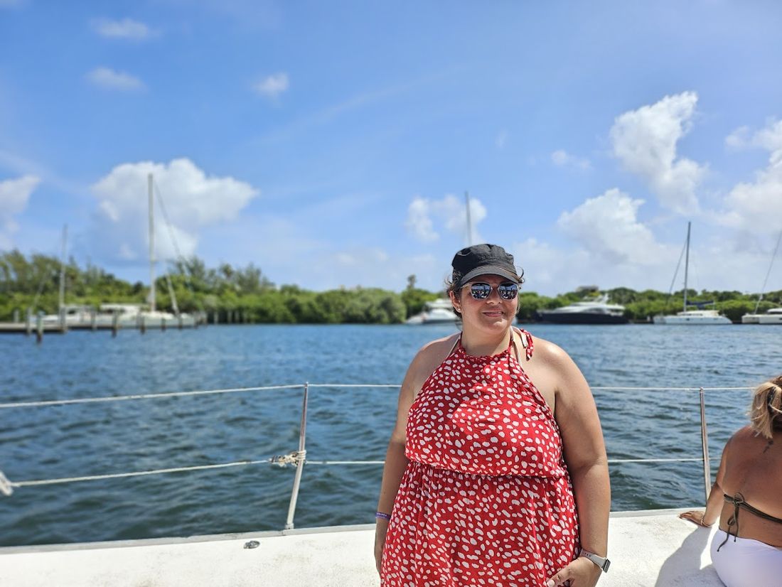 Gabby en catamarán en Costa Mujeres