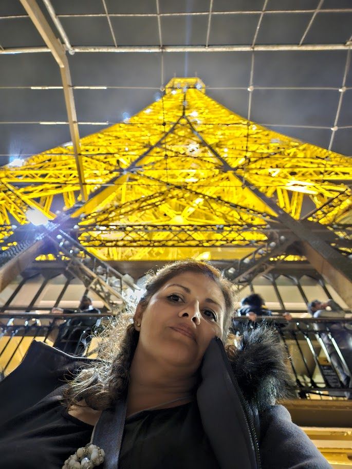 Gabby en la Torre Eiffel